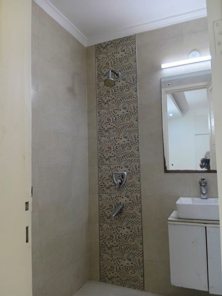 Bathroom, chittaranjan park 3 Bedroom 1426 Sq.Ft. Builder Floor In Chittaranjan Park Delhi 10596233