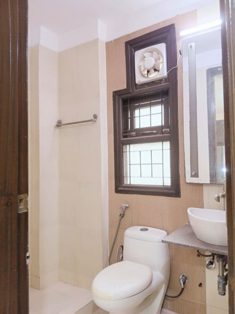 Bathroom, chittaranjan park 3 Bedroom 1426 Sq.Ft. Builder Floor In Chittaranjan Park Delhi 10596264