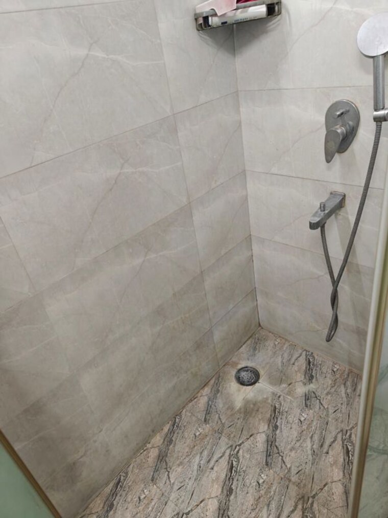 Bathroom, safdarjung enclave 3 Bedroom 1125 Sq.Ft. Builder Floor In Safdarjung Enclave Delhi 10596292
