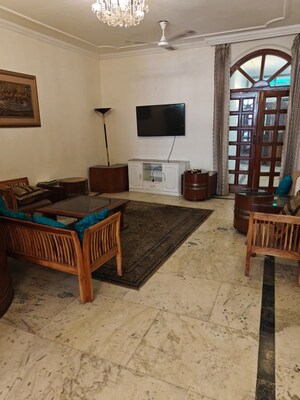 Bedroom in 3 BHK Builder Floor at Safdarjung Enclave – for Rent