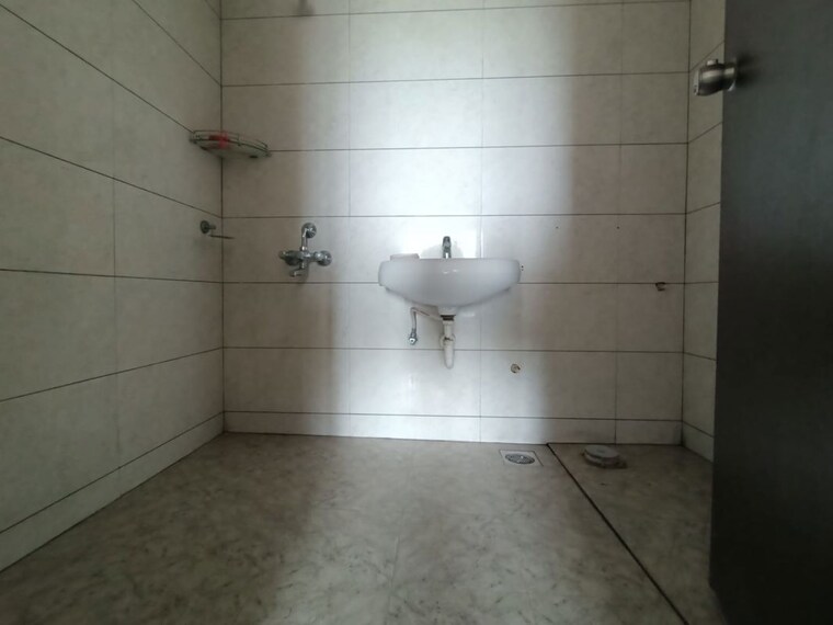 Bathroom, bk-jhala-simpli-city-phase-ii 2.5 Bedroom 1100 Sq.Ft. Apartment In Handewadi Pune 10596366