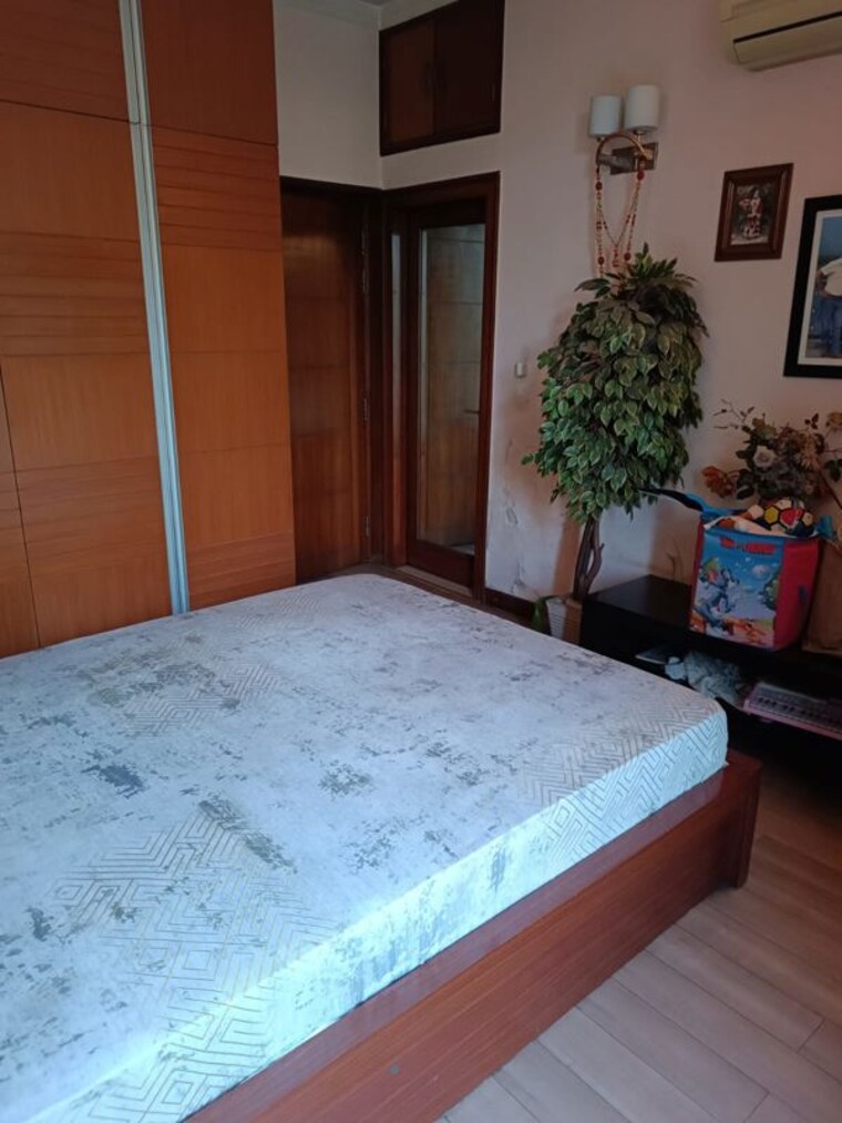 Bedroom, sector 33 3 Bedroom 2000 Sq.Ft. Independent House In Sector 33 Noida 10596424