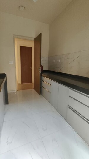 Room in 2 BHK Apartment at Kalpataru Immensa, Kolshet Road – for Rent