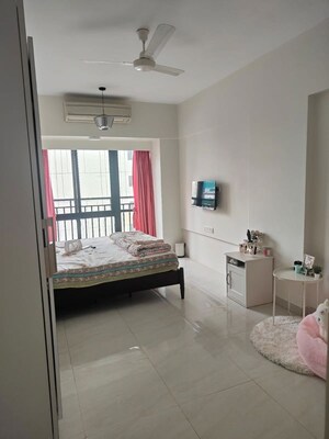Room in 3 BHK Apartment at Lokhandwala Residency, Worli – for Rent