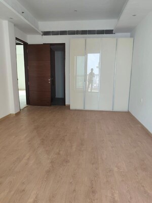Room in 3 BHK Apartment at Mahagun Mezzaria, Sector 78 – for Rent