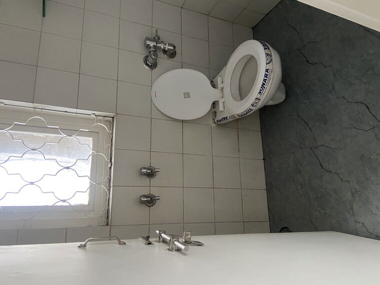 Bathroom, om-ratan-apartment 3 Bedroom 1800 Sq.Ft. Apartment In Worli Mumbai 10596496