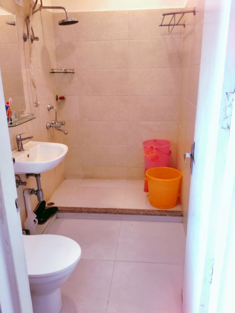 Bathroom, dlf-ridgewood-estate 3 Bedroom 1350 Sq.Ft. Apartment In Dlf Phase iv Gurgaon 10596563
