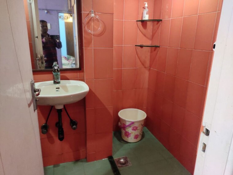 Bathroom, lokhandwala complex 2 Bedroom 850 Sq.Ft. Apartment In Lokhandwala Complex Mumbai 10596579
