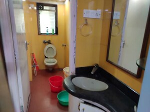 Team Area in 2 BHK Apartment at Lokhandwala Complex – for Rent