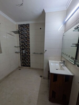 Bathroom in 2 BHK Apartment at Unitech Heritage City, Sector 25 – for Rent