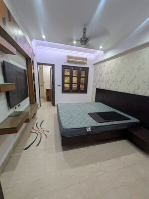 Living Room in 2 BHK Apartment at Unitech Heritage City, Sector 25 – for Rent