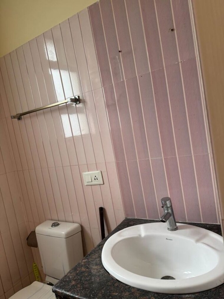 Bathroom, kharar mohali road 2 Bedroom 105 Sq.Yd. Builder Floor In Kharar Mohali Road Kharar 10596612