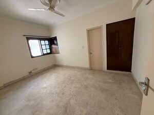 Room in 2 BHK Apartment at The Retreat Gurgaon, Sector 41 – for Rent