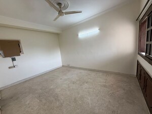 Room in 2 BHK Apartment at The Retreat Gurgaon, Sector 41 – for Rent