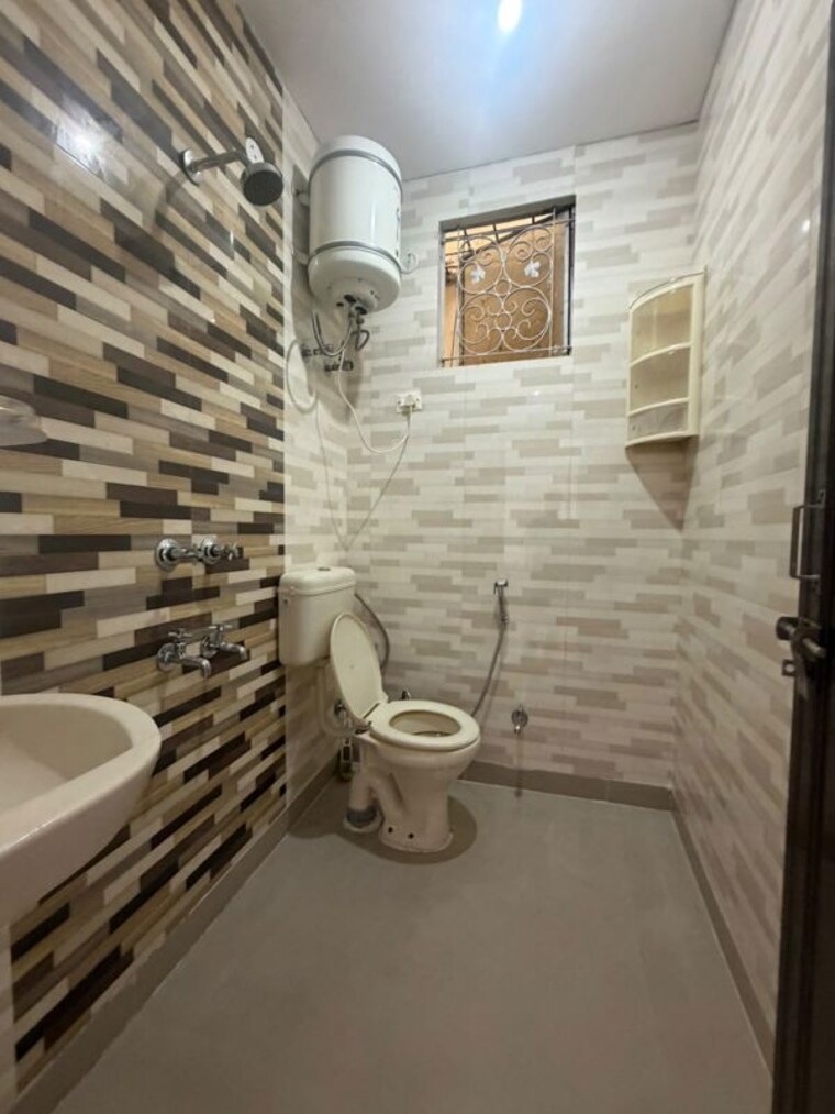 Bathroom, chattarpur 2 Bedroom 780 Sq.Ft. Builder Floor In Chattarpur Delhi 10596647