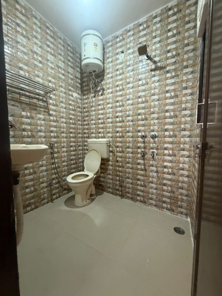 Bathroom, chattarpur 2 Bedroom 780 Sq.Ft. Builder Floor In Chattarpur Delhi 10596647