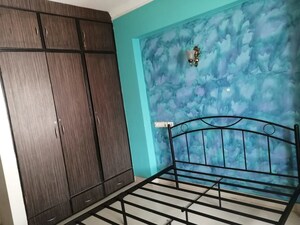 Room in 2 BHK Apartment at Raheja Sherwood, Goregaon East – for Rent