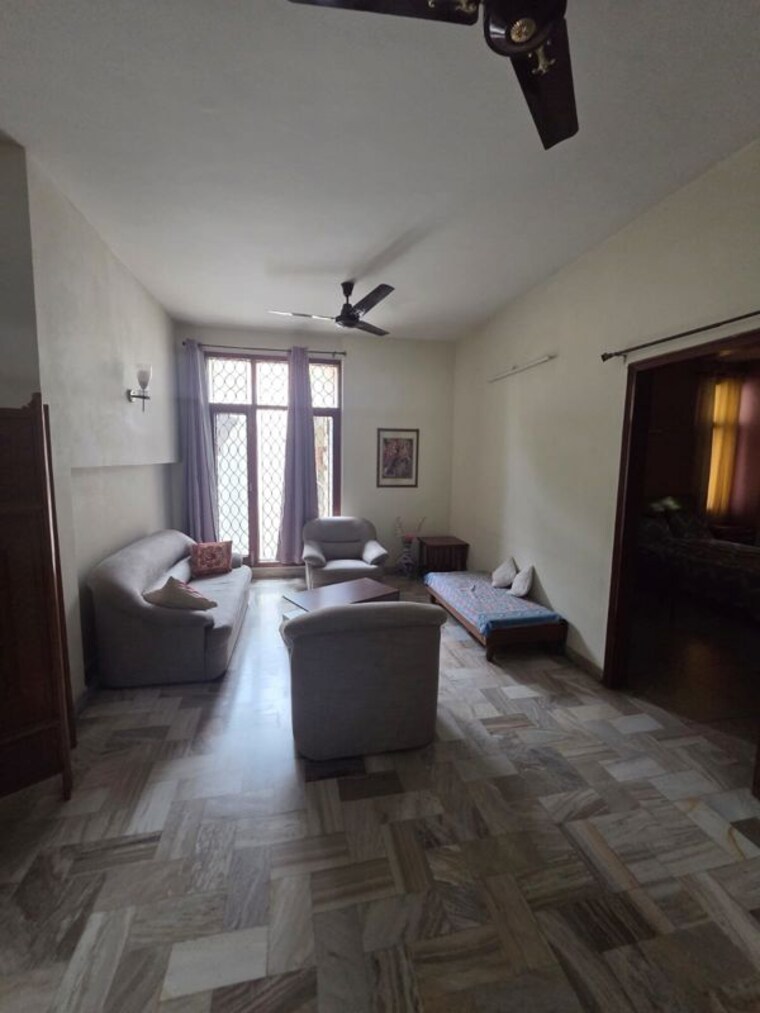 Living Room, sector 4 3 Bedroom 500 Sq.Yd. Builder Floor In Sector 4 Gurgaon 10596663