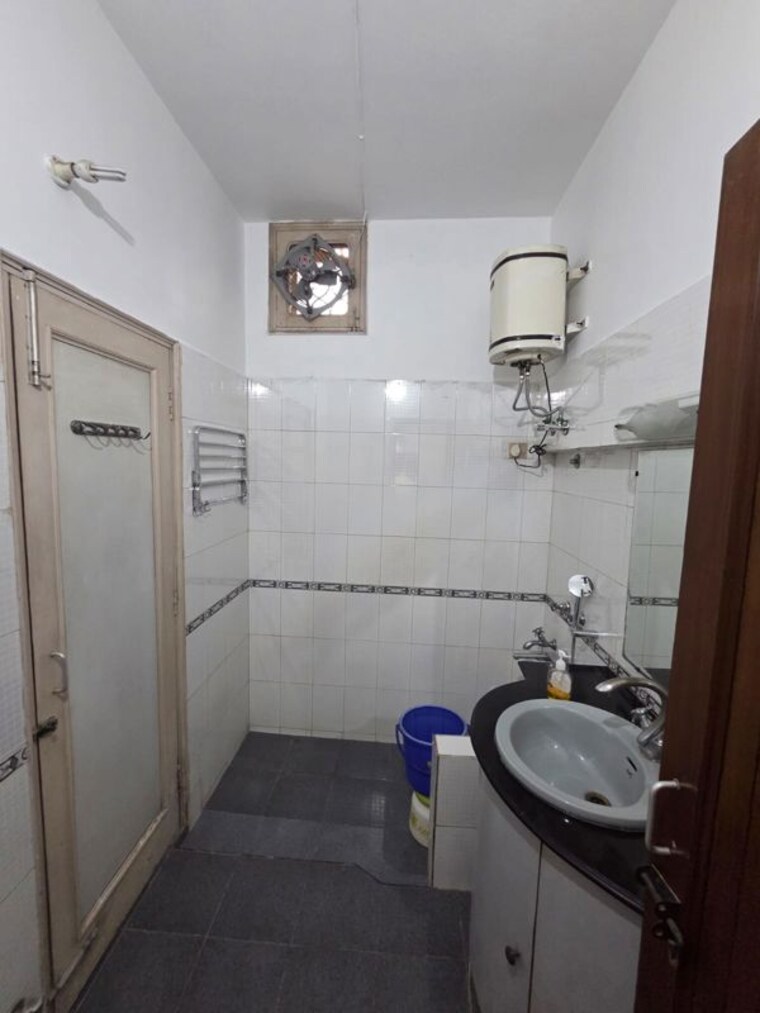 Bathroom, sector 4 3 Bedroom 500 Sq.Yd. Builder Floor In Sector 4 Gurgaon 10596663