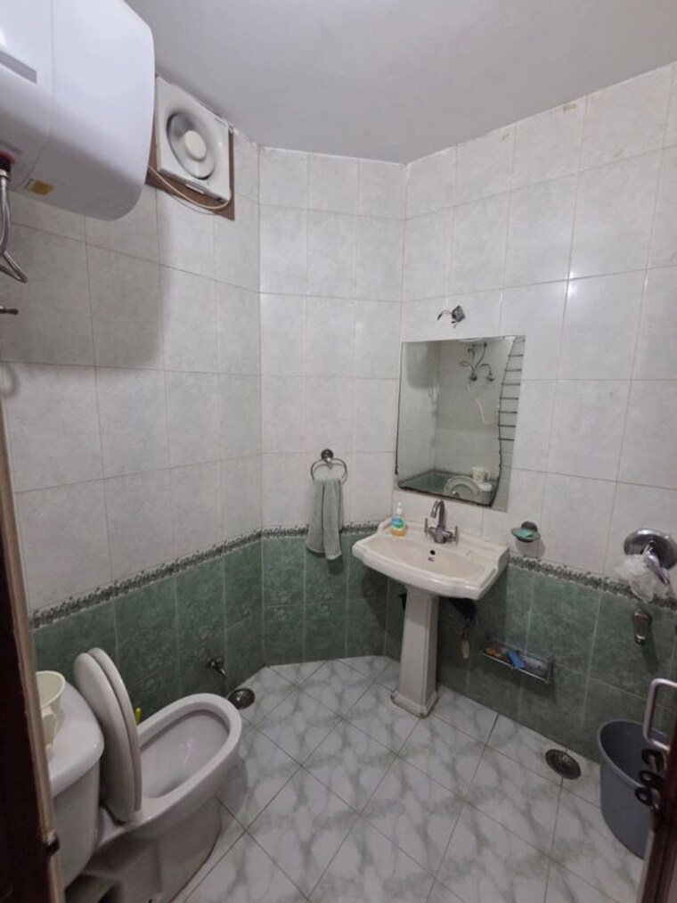 Bathroom, sector 4 3 Bedroom 500 Sq.Yd. Builder Floor In Sector 4 Gurgaon 10596663