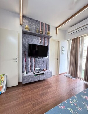 Room in 2.5 BHK Apartment at M3M Marina, Sector 68 – for Rent