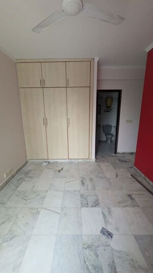 Room in 3 BHK Apartment at Suncity Essel Tower, Sector 28 – for Rent