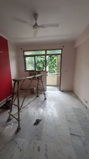 Room in 3 BHK Apartment at Suncity Essel Tower, Sector 28 – for Rent