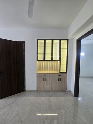 Room in 2 BHK Apartment at Smart World Orchard, Sector 61 – for Rent