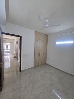 Room in 2 BHK Apartment at Smart World Orchard, Sector 61 – for Rent