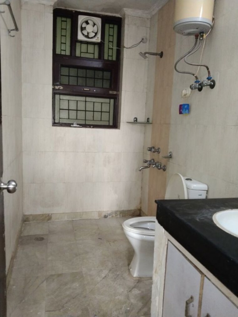 Bathroom, sector 23 1.5 Bedroom 500 Sq.Ft. Villa In Sector 23 Gurgaon 10596729