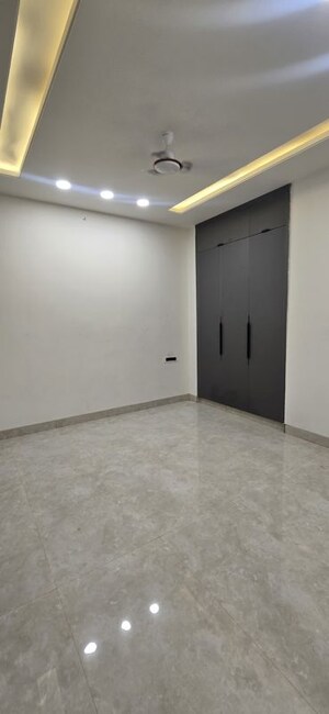Room in 4 BHK Apartment at Ansal API Versalia, Sector 67a – for Rent