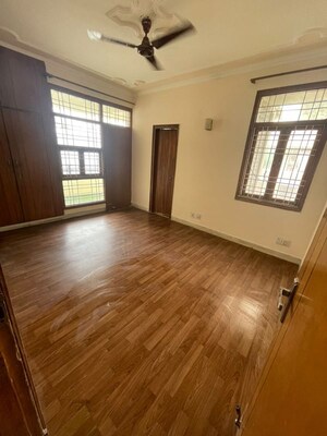 Room in 4 BHK Apartment at Vastu Apartments, Sector 55 – for Rent