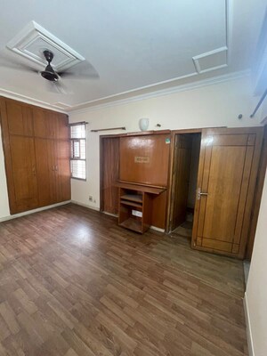 Room in 4 BHK Apartment at Vastu Apartments, Sector 55 – for Rent