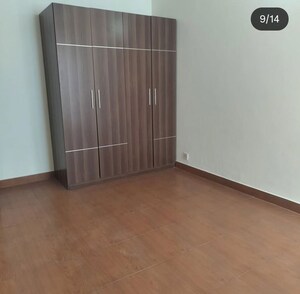 Room in 3 BHK Apartment at DLF The Wellington Estate, Dlf Phase V – for Rent