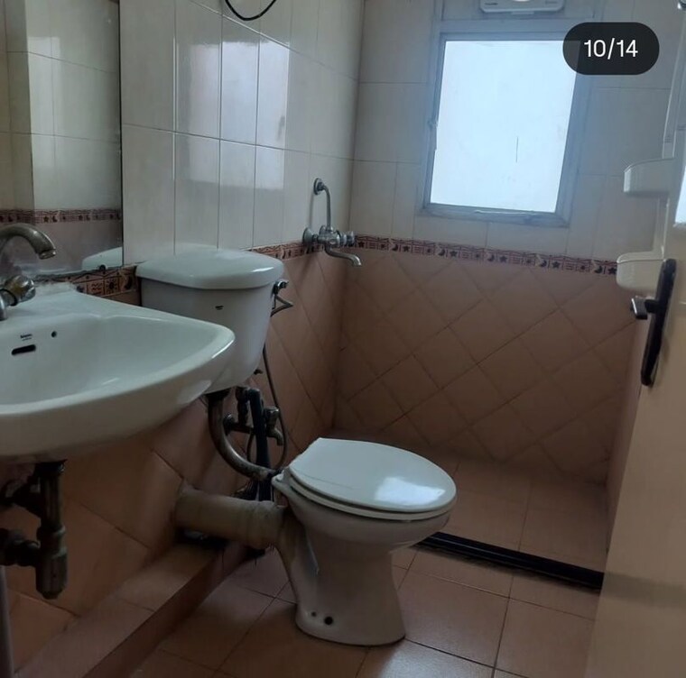 Bathroom, dlf-the-wellington-estate 3 Bedroom 1450 Sq.Ft. Apartment In Dlf Phase V Gurgaon 10596742