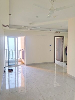 Room in 3 BHK Apartment at Supertech Cape Town, Sector 74 – for Rent