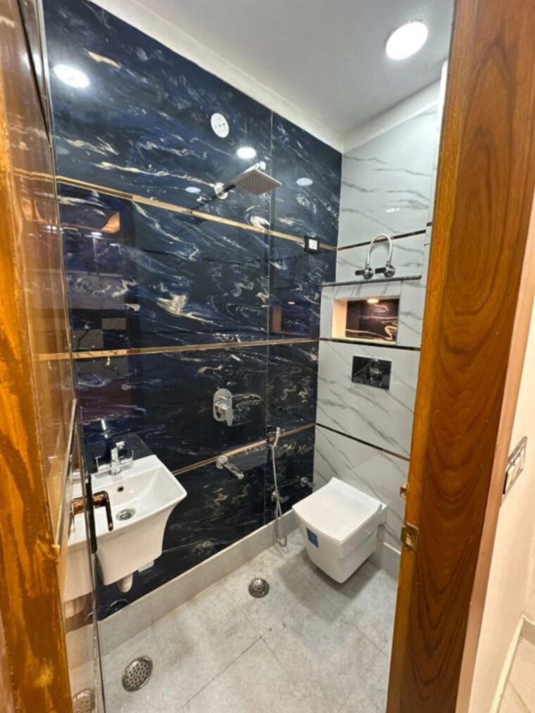 Bathroom, uttam nagar 3 Bedroom 720 Sq.Ft. Builder Floor In Uttam Nagar Delhi 10596807