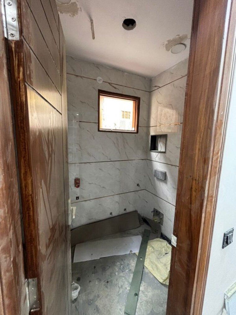 Bathroom, rohini sector 15 3 Bedroom 1200 Sq.Ft. Builder Floor In Rohini Sector 15 Delhi 10596821