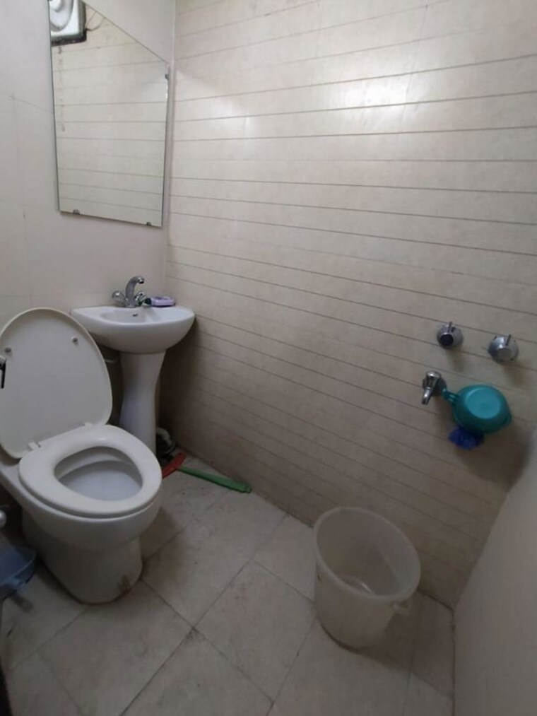 Bathroom, khirki extension 2 Bedroom 1200 Sq.Ft. Builder Floor In Khirki Extension Delhi 10596934