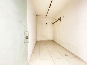 Room in  Shop at Tragad – for Sale
