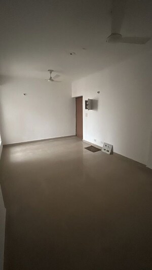 Room in 2.5 BHK Apartment at Supertech Ecociti, Sector 137 – for Rent