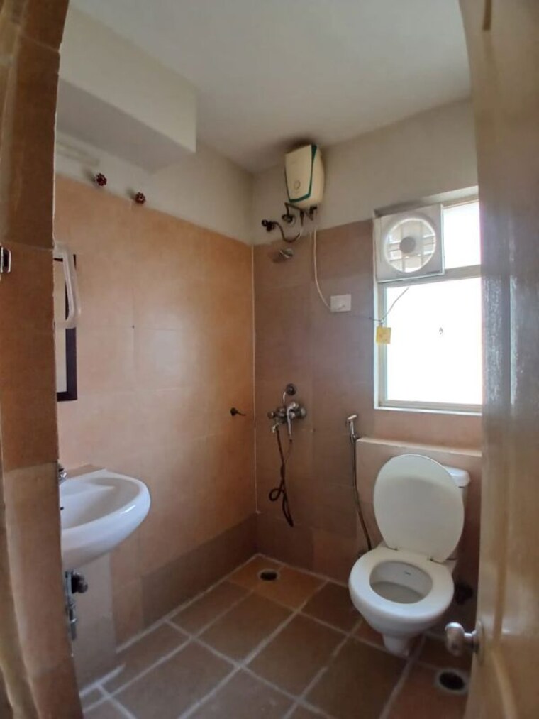Bathroom, paras-tierea 1 Bedroom 450 Sq.Ft. Apartment In Sector 137 Noida 10597051