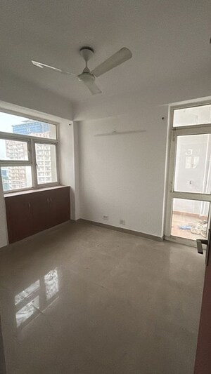 Room in 2 BHK Apartment at Supertech Ecociti, Sector 137 – for Rent