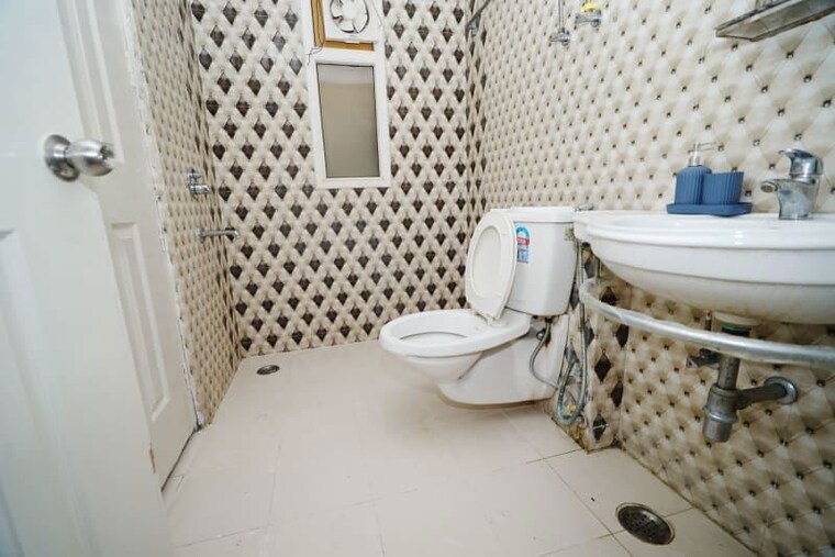 Bathroom, purvanchal-royal-city 3.5 Bedroom 1957 Sq.Ft. Apartment In Chi V Greater Noida Greater Noida 10597150