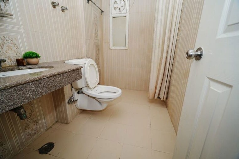 Bathroom, purvanchal-royal-city 3.5 Bedroom 1957 Sq.Ft. Apartment In Chi V Greater Noida Greater Noida 10597150