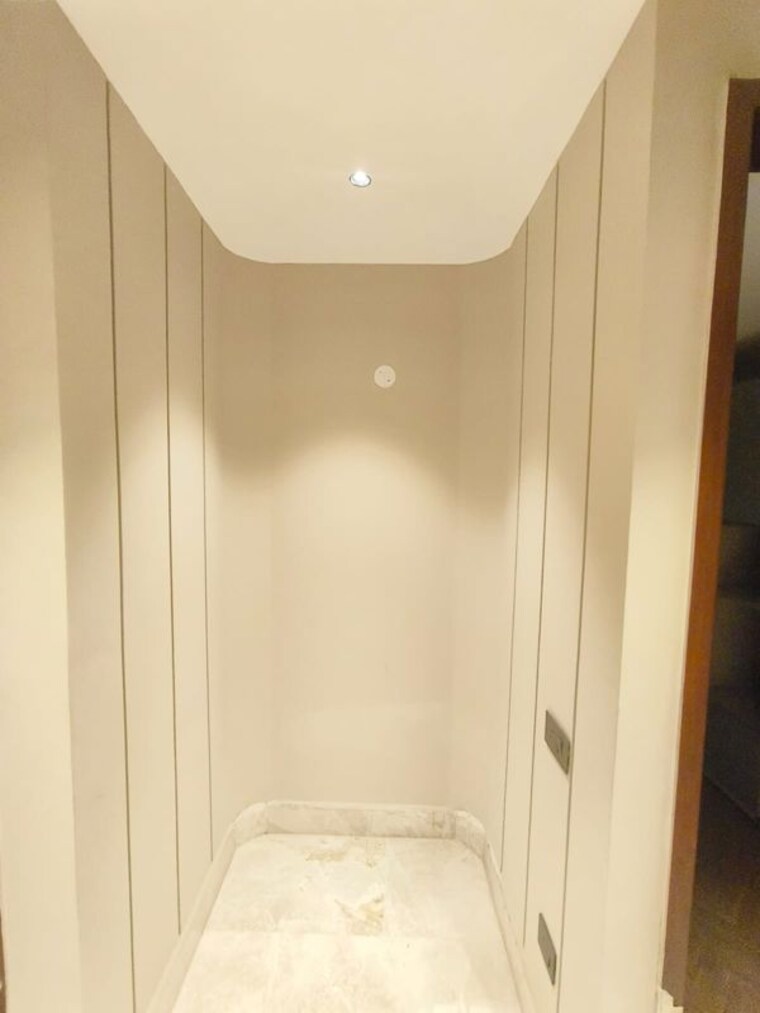 Bathroom, defence colony 3 Bedroom 217 Sq.Yd. Builder Floor In Defence Colony Delhi 10597126