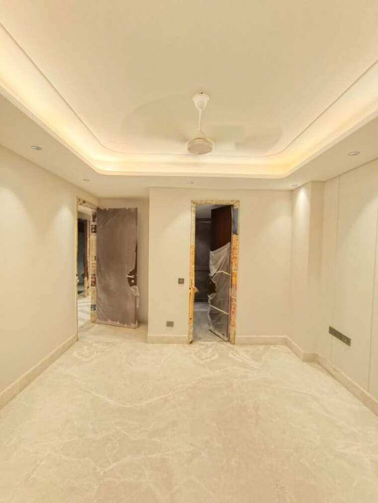 Living Room, defence colony 3 Bedroom 217 Sq.Yd. Builder Floor In Defence Colony Delhi 10597126