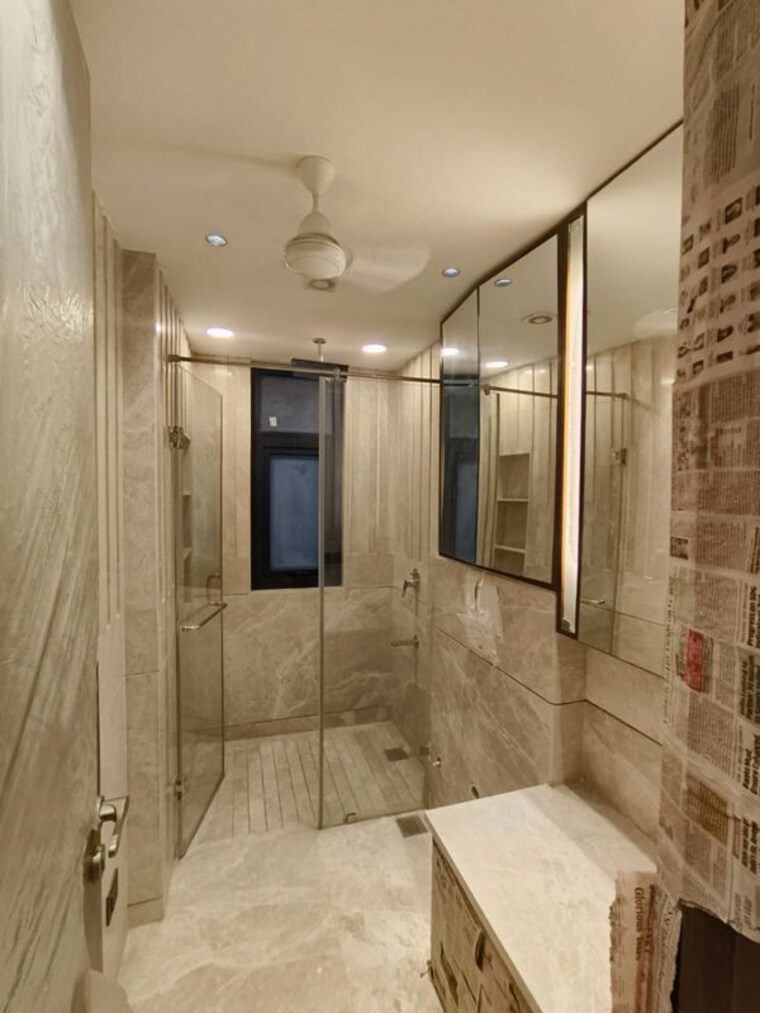 Attached Bathroom, defence colony 3 Bedroom 217 Sq.Yd. Builder Floor In Defence Colony Delhi 10597126