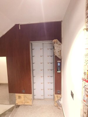 Lift in 3 BHK Builder Floor at Defence Colony – for Sale