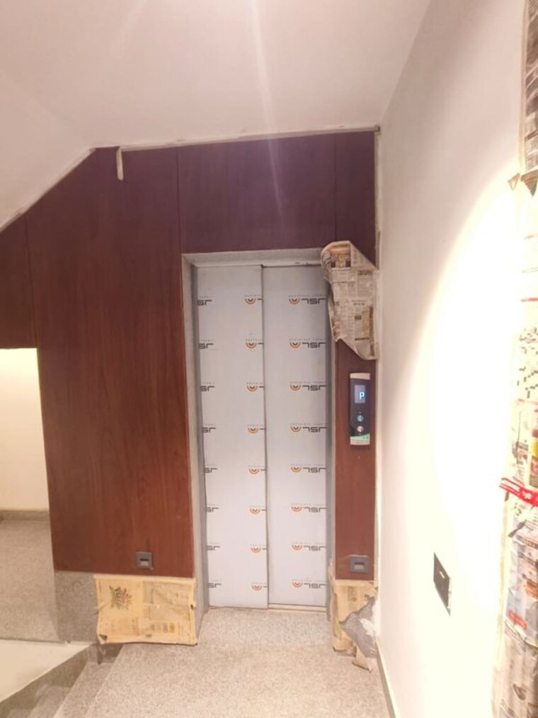 undefined, defence colony 3 Bedroom 217 Sq.Yd. Builder Floor In Defence Colony Delhi 10597126